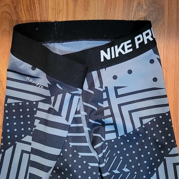 Nike Pro Dri Fit Capris - Picture 3 of 4